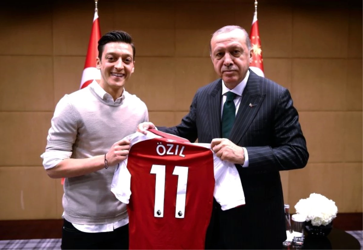 Financial Times: Mesut Özil\'in Milli Takımı Bırakma Kararı Almanya\'da Irk Tartışmasını Alevlendirdi