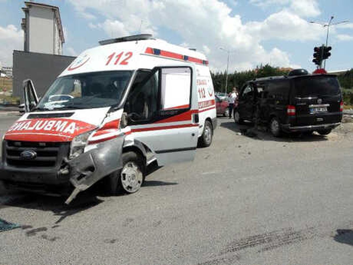 Hamile Kadını Hastaneye Götüren Ambulans İki Araca Çarptı: 3 Yaralı