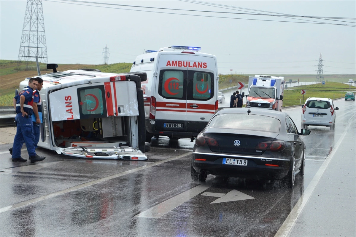 Hasta Taşıyan Ambulans Devrildi: 4 Yaralı