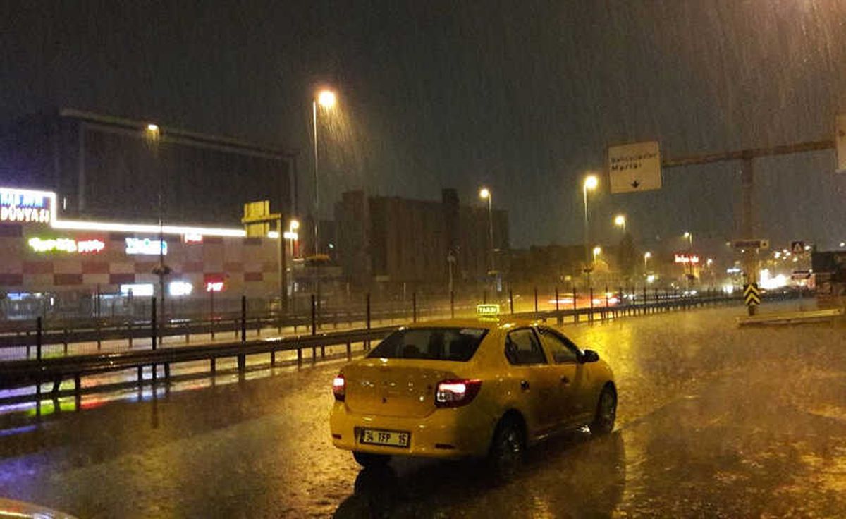 İstanbul\'da Şiddetli Yağış Etkili Olmaya Başladı