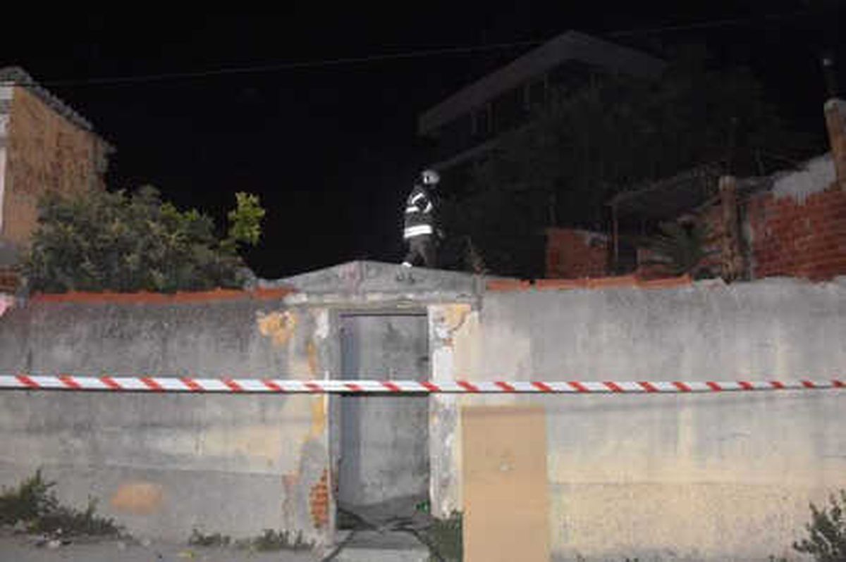 İzmir\'de Tek Katlı Ev, Çıkan Yangında Harabeye Döndü (1)