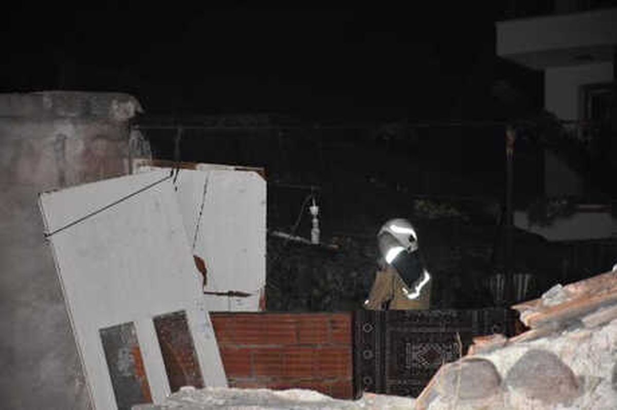 İzmir\'de Tek Katlı Ev, Çıkan Yangında Harabeye Döndü (2) Yeniden