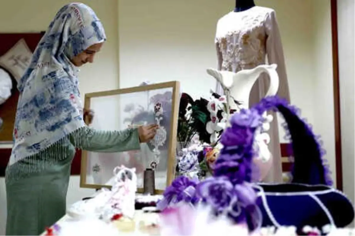 Kadın Kursiyerler Çeyiz Siparişlerini Yetiştiremiyor