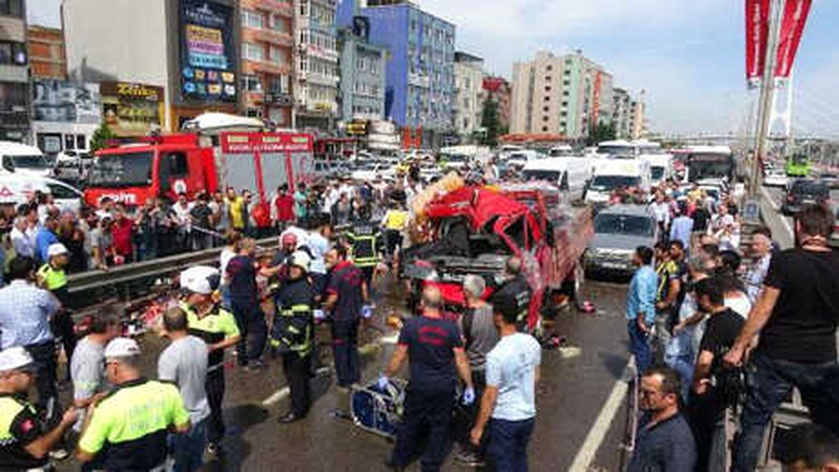 Kamyonet Tır\'a Çarptı: 1 Ölü, 2 Yaralı
