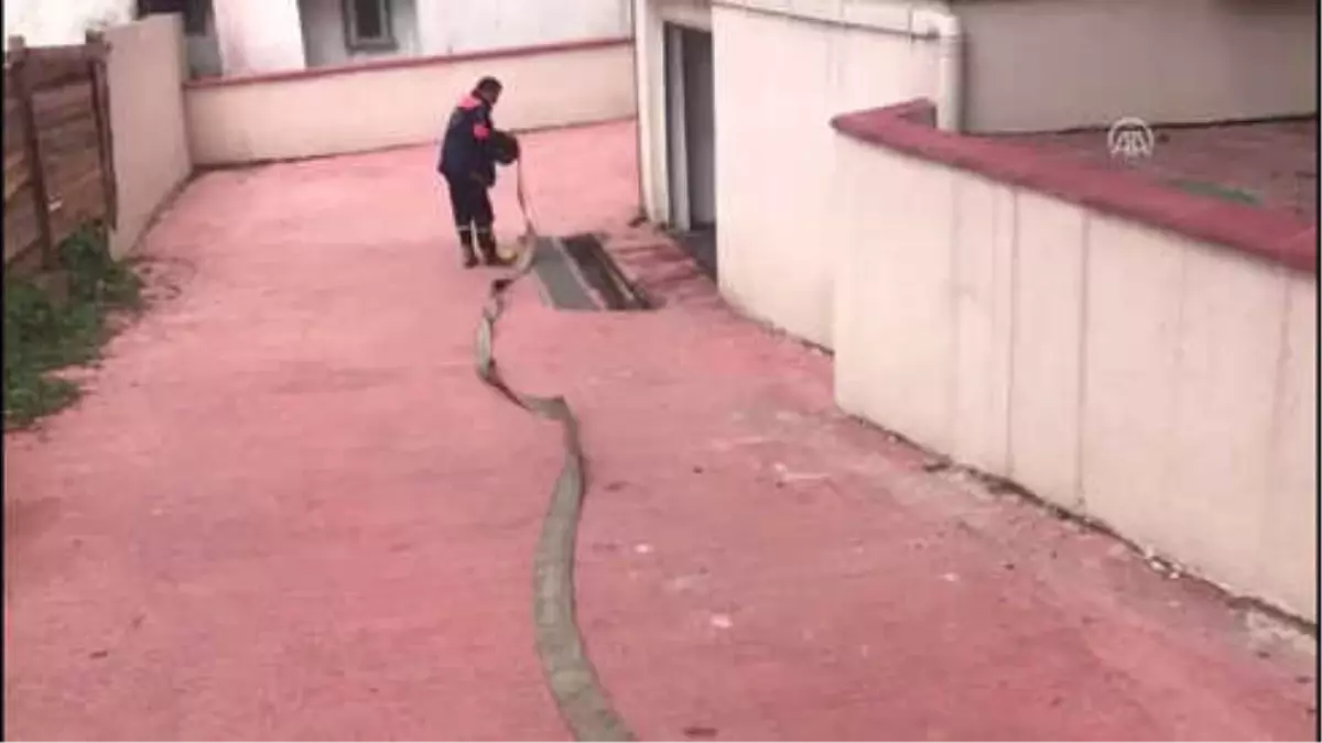 Kartal\'da Bodrum Katlarındaki Suyu Tahliye Çalışmaları