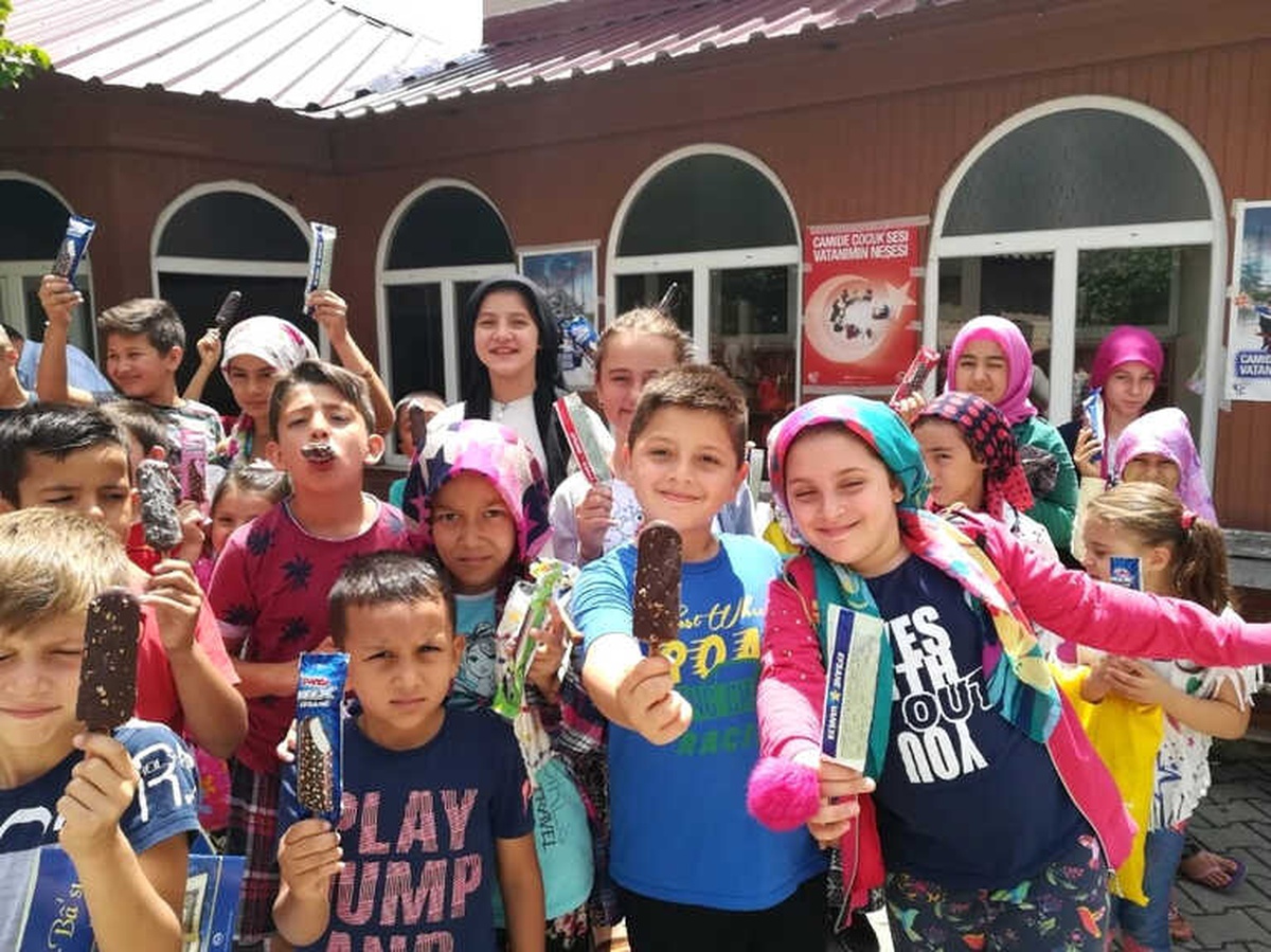 Kur\'an Kursu Öğrencilerini Serinleten İkram