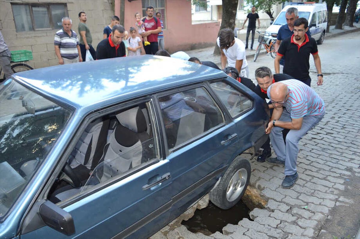 Lüleburgaz\'da Yol Çöktü