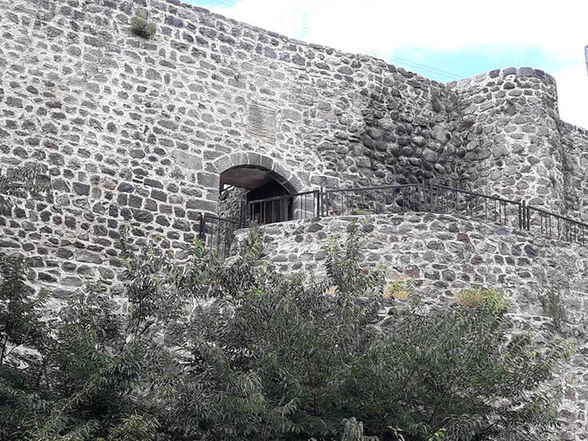 Niksar\'da Tarihi Kale Surlarına Çirkin Saldırı