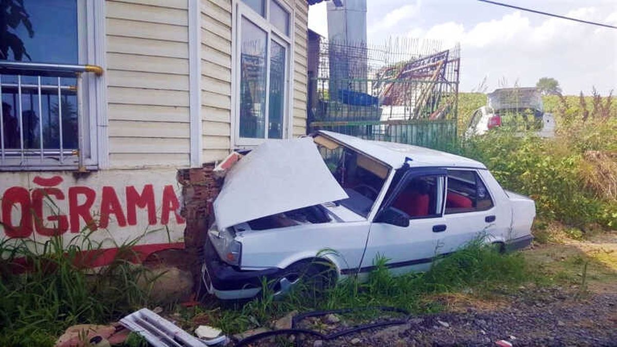 Tekirdağ\'da Otomobil Eve Daldı: 3 Kişi Yaralandı