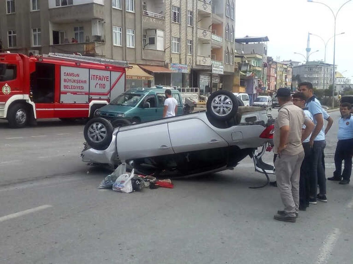 Otomobil Park Halindeki Araçlara Çarptı: 1 Yaralı