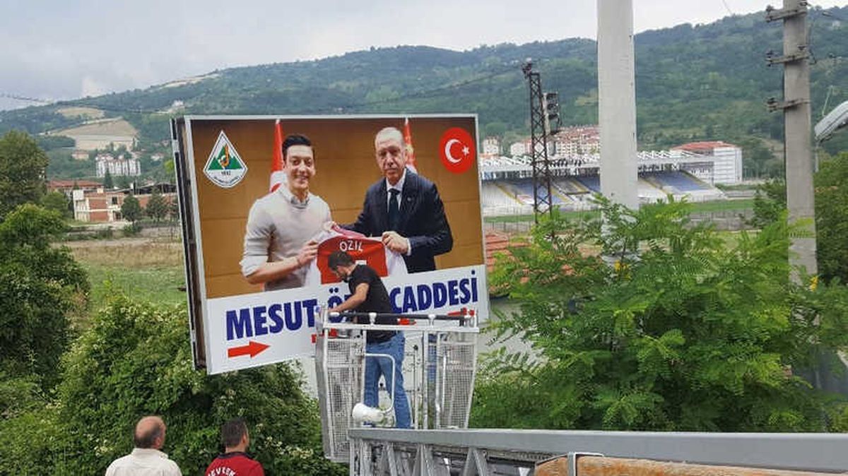 Özil\'in Alman Milli Takım Formalı Tabelası, Cumhurbaşkanı Erdoğanlı Fotoğrafı ile Değiştirildi