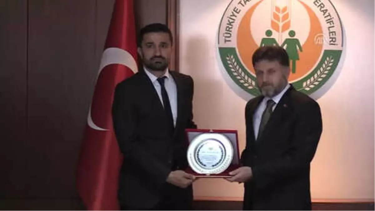 Poyraz\'dan Tarım Kredi Personeli Selçok\'a Plaket