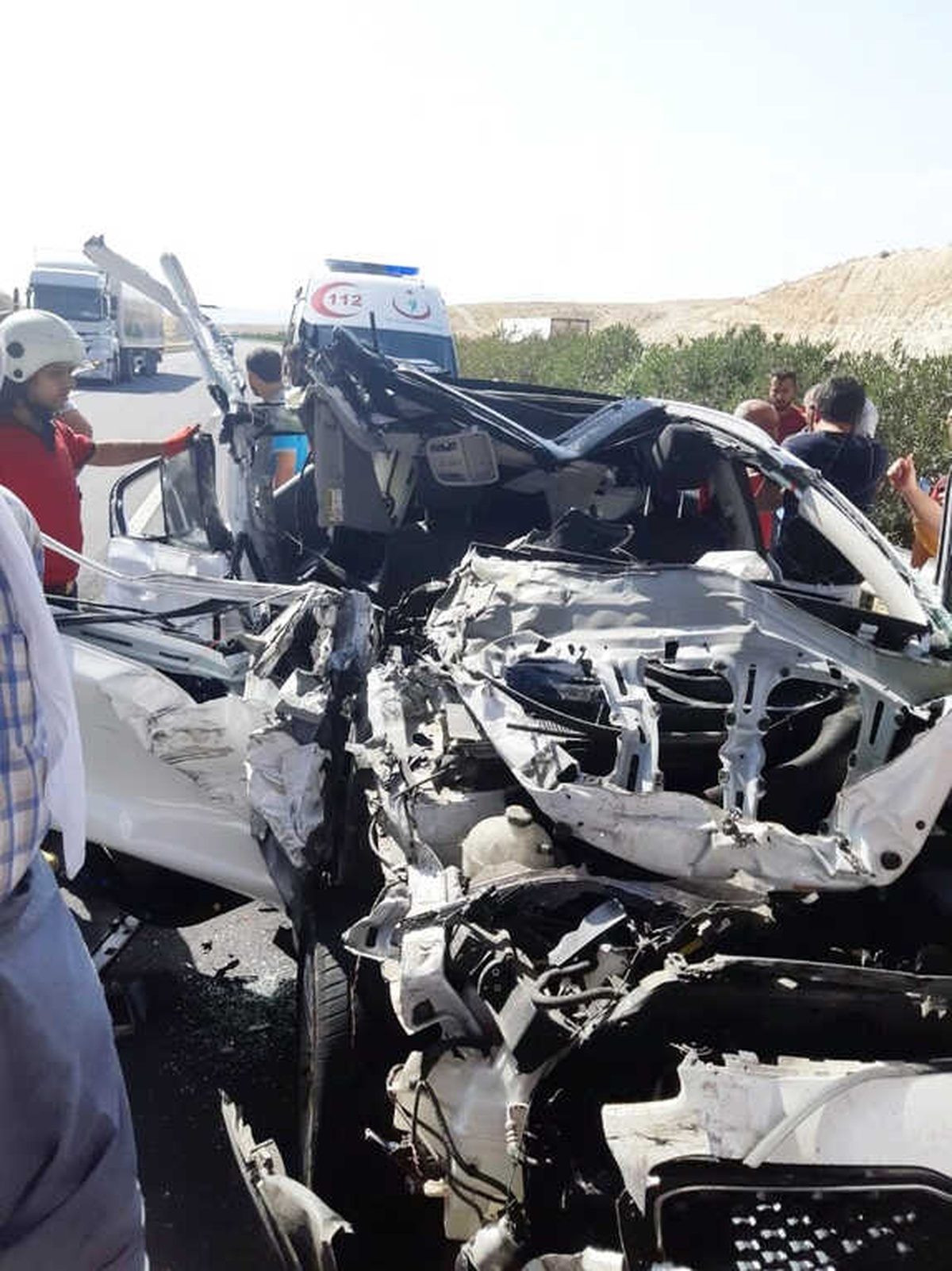 Şanlıurfa\'da Otomobil Tıra Arkadan Çarptı: 1 Ölü, 3 Yaralı