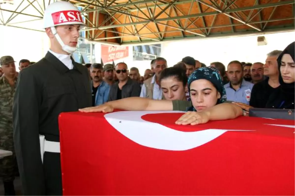 Şehit Sözleşmeli Er, Gözyaşlarıyla Son Yolculuğuna Uğurlandı