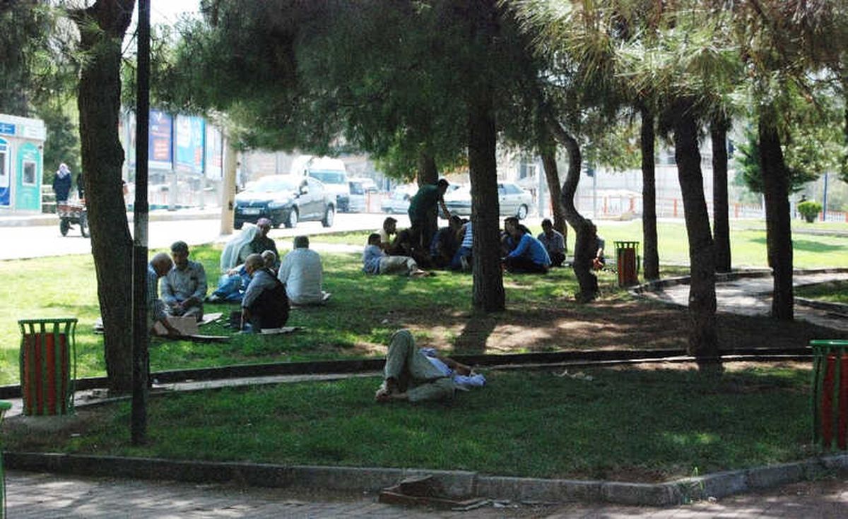 Sıcaklardan Bunalan Vatandaşlar Parklarda Serinliyor