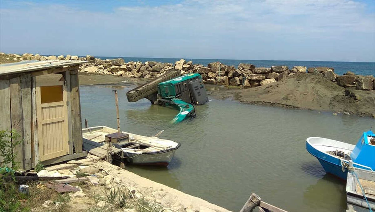 Sinop\'ta Devrilen İş Makinesinin Operatörü Öldü