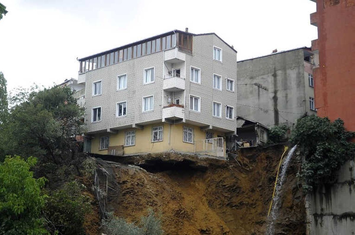 Sütlüce\'de Bir Binada Çökme Tehlikesi Yaşanıyor