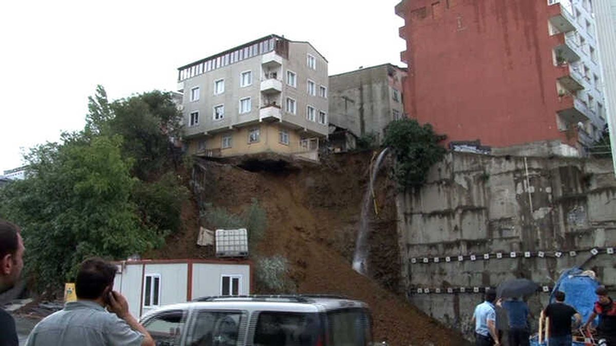 Sütlüce\'de Bir Binada Çökme Tehlikesi Yaşanıyor