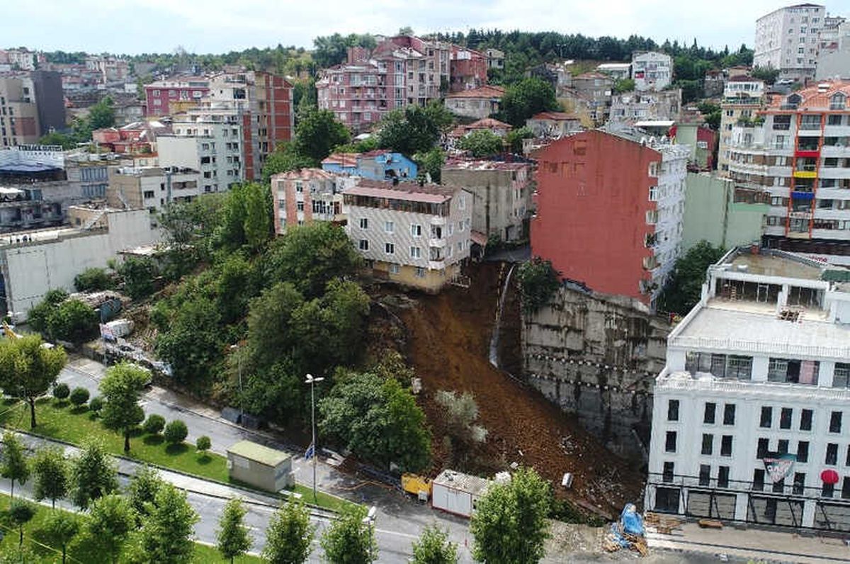 Sütlüce\'de Çökme Tehlikesi Bulunan Bina Havadan Görüntülendi