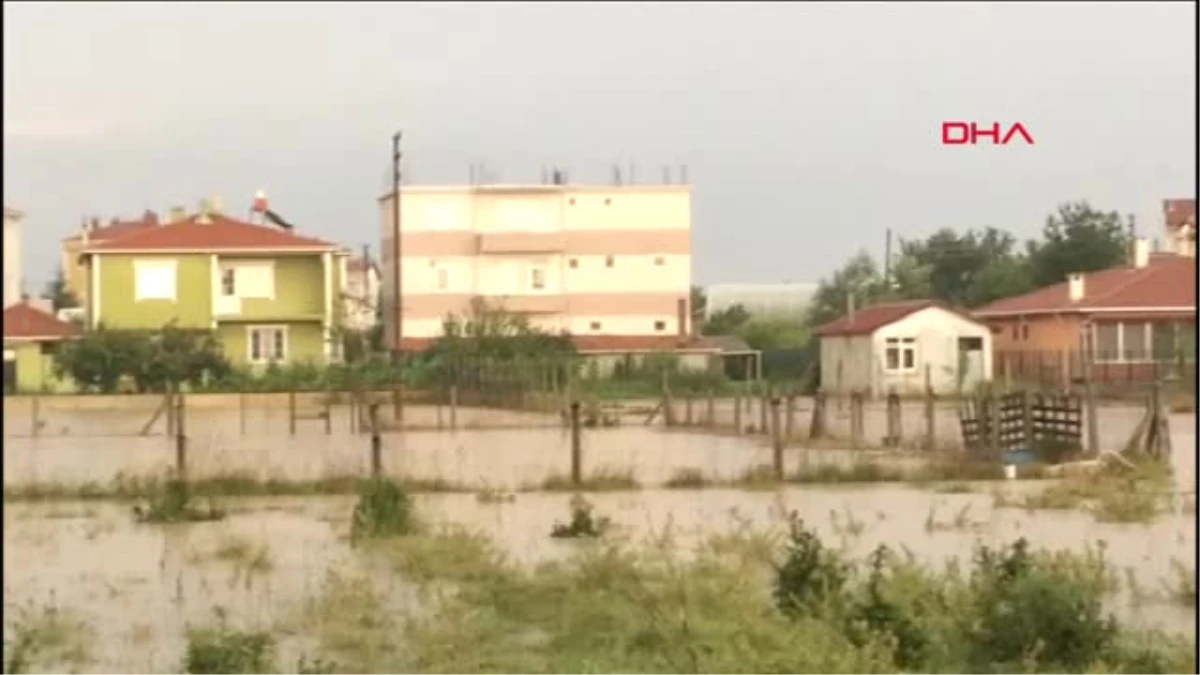 Tekirdağ Saray\'da Yağmur Yağışı Etkili Oldu