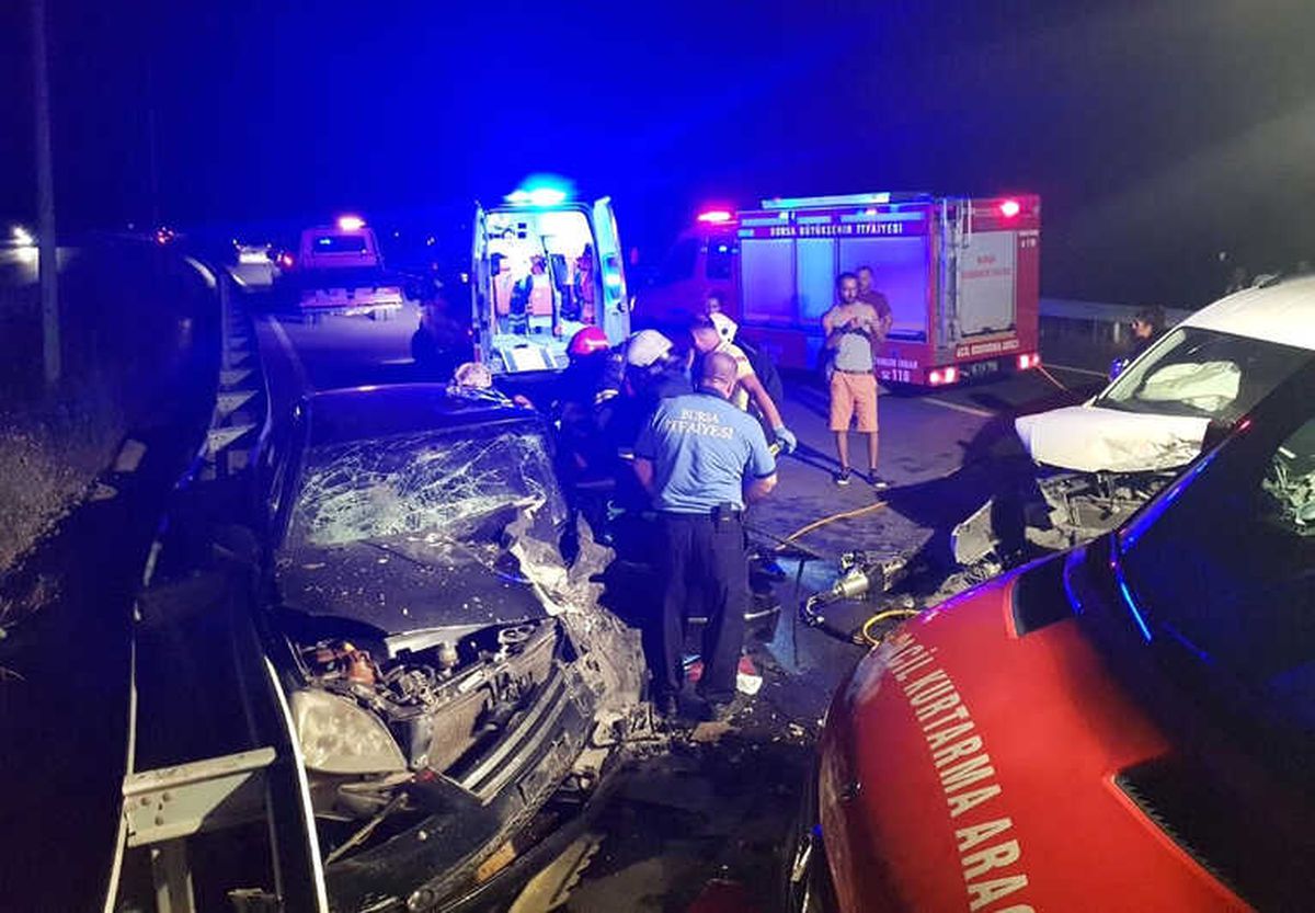 Ters Şeritte Kafa Kafaya Çarpıştılar: 3\'ü Çocuk 7 Yaralı
