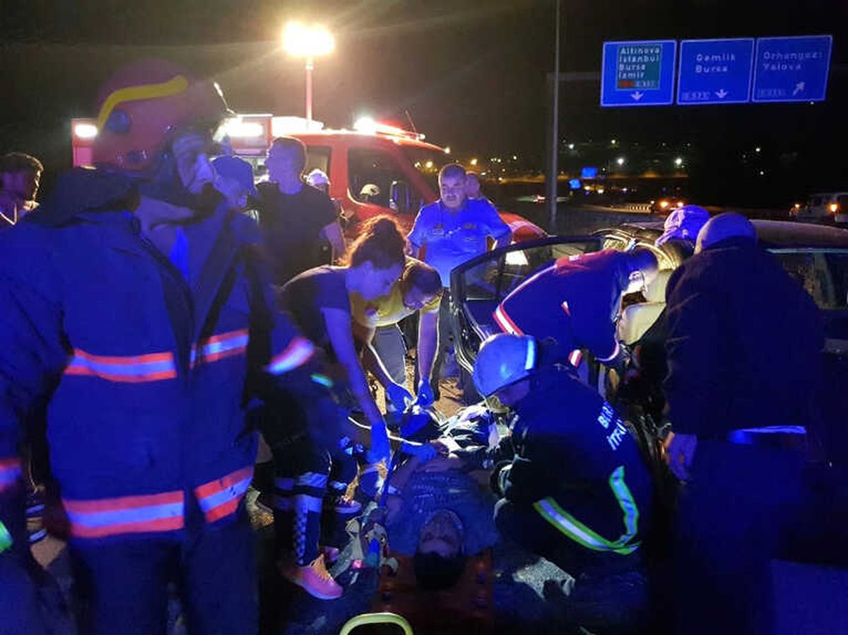 Ters Şeritte Kafa Kafaya Çarpıştılar: 7 Yaralı