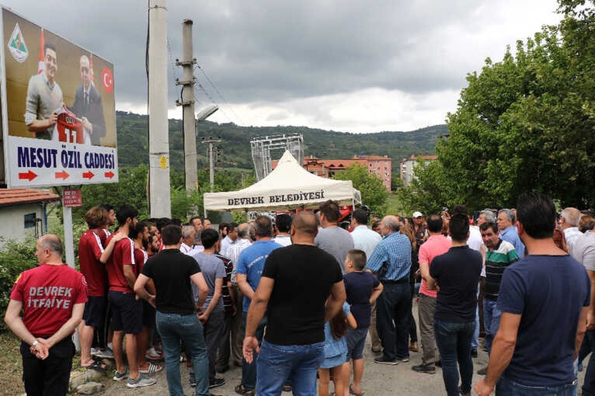 Özil\'in Cumhurbaşkanı Erdoğanlı Tabelasına Törenli Açılış