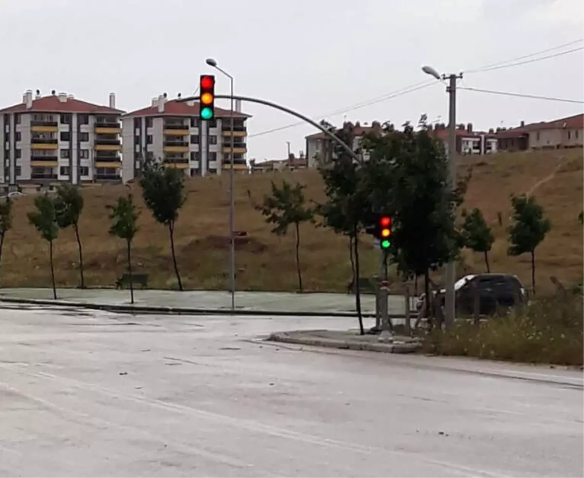 Trafik Işıkları Çelişkide Kaldı Sosyal Medyada Mizah Esti