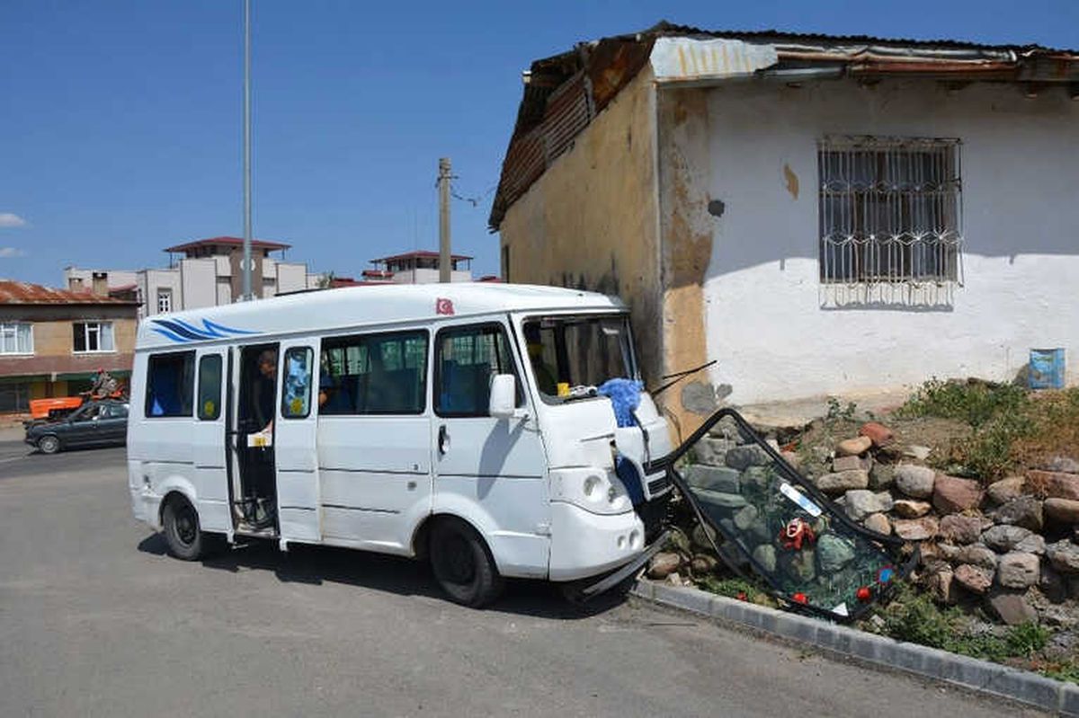 Yolcu Minibüsü Evin Duvarına Çarptı: 5 Yaralı