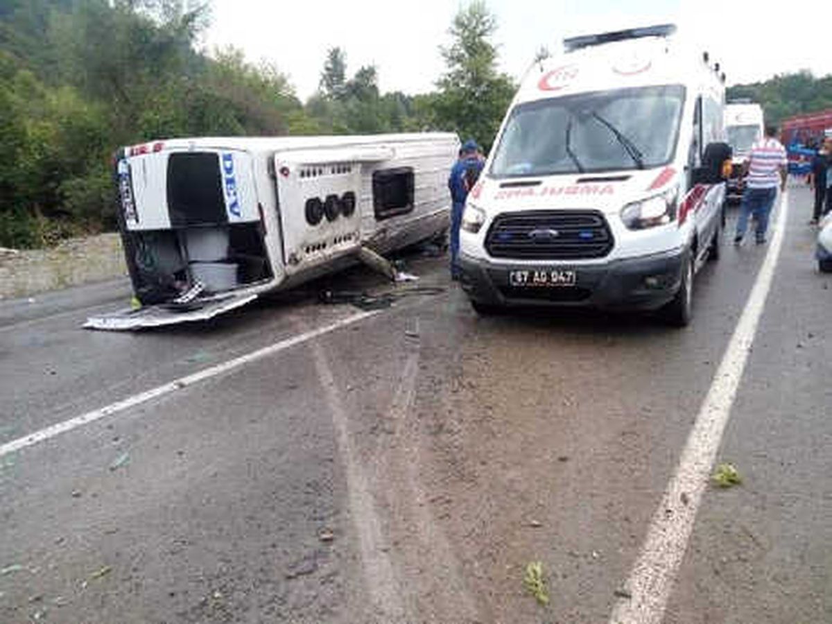 Zonguldak\'ta Yolcu Minibüsü Devrildi: 10 Yaralı