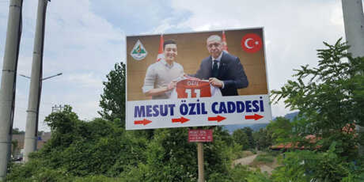 Zonguldak\'taki Mesut Özil Tabelası Değişti