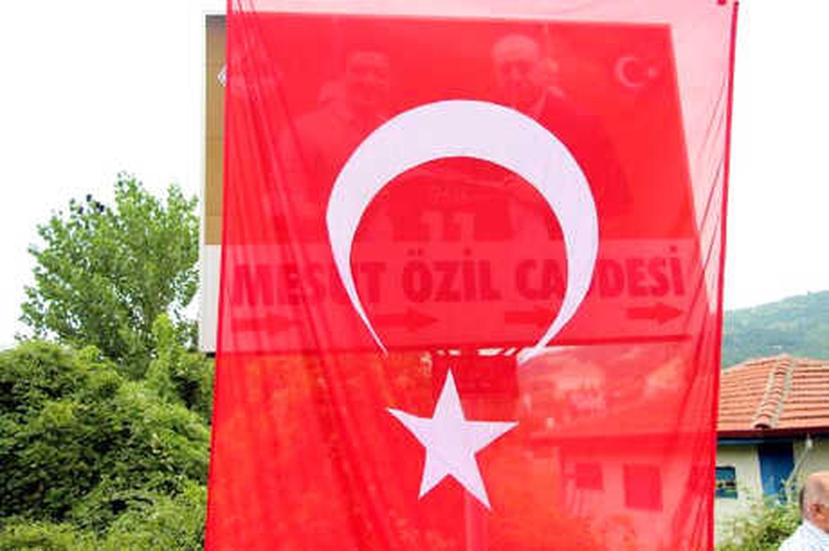 Zonguldak\'taki Mesut Özil Tabelası Değişti (2)