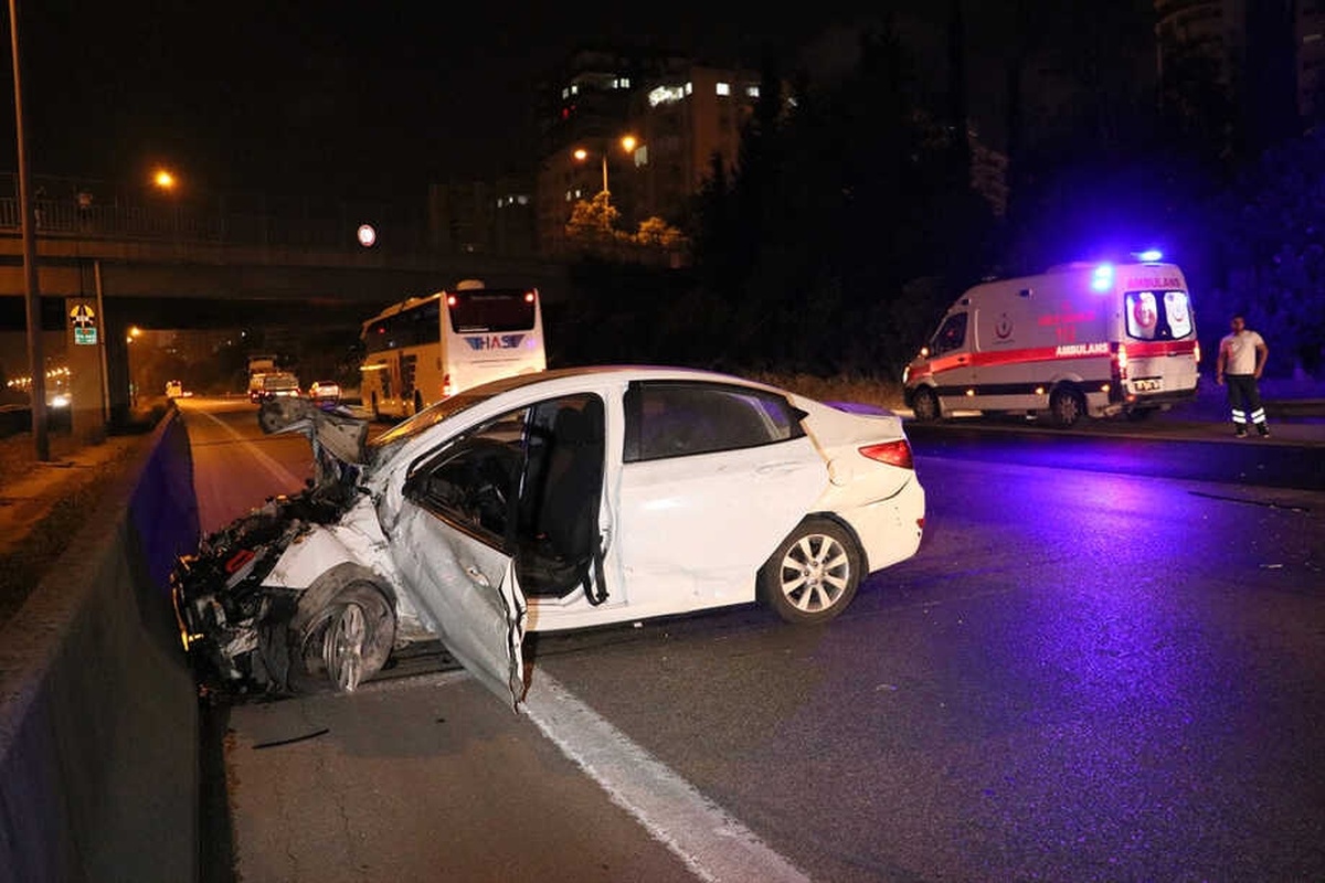 Adana\'da Otomobil Bariyerlere Çarptı