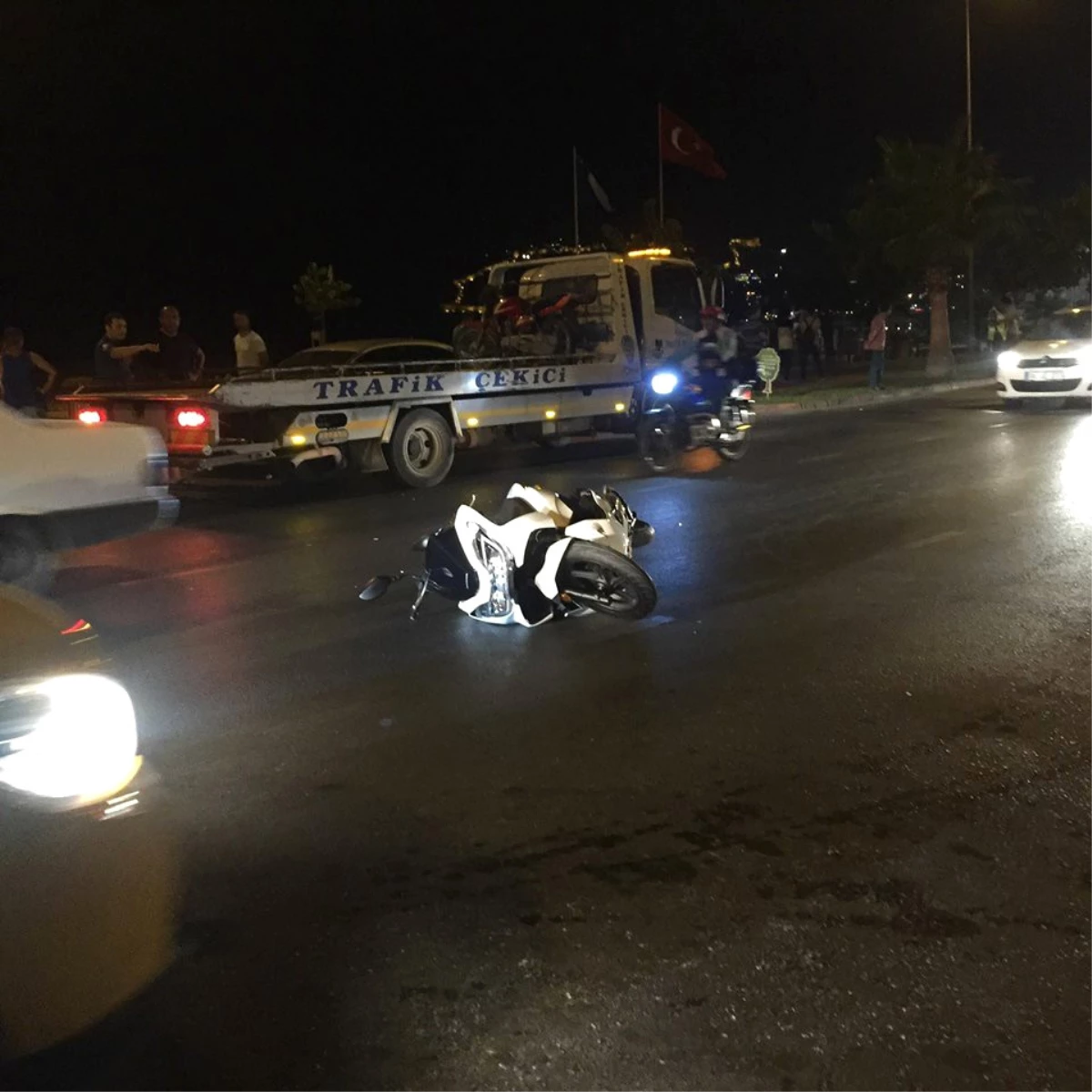 Alanya\'da Motosiklet Yayaya Çarptı: 3 Yaralı