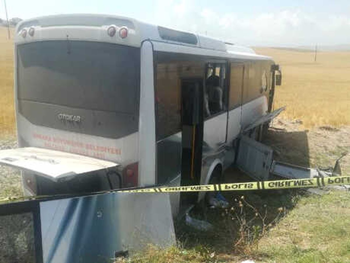 Ankara\'da Yolcu Midibüsü Şarampole Düştü: 1 Ölü, 23 Yaralı