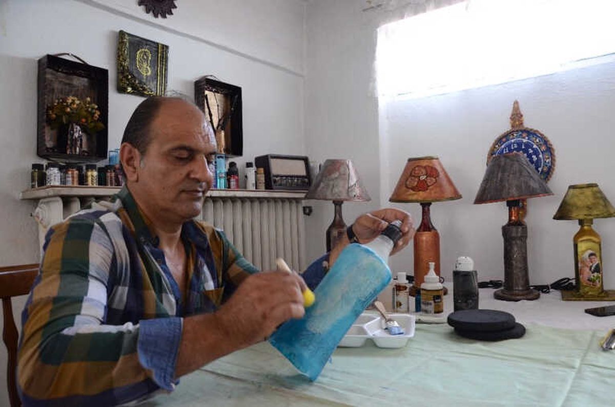 Atık Şişelerden Ürettiği Abajurlar, Ek Gelir Kapısı Oldu