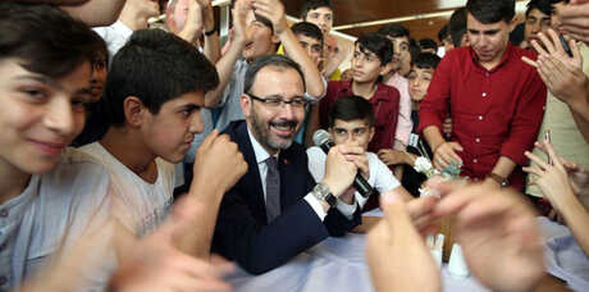 Bakan Kasapoğlu\'ndan Gençlere "Maça Götürme" Sözü