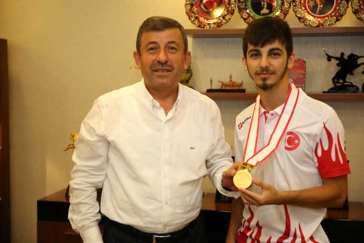 Başkan Karabacak, Dünya Şampiyonu Eray Şamdan\'ı Kabul Etti