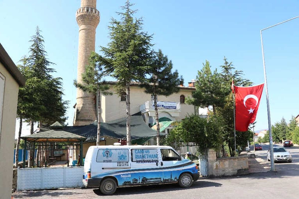 Beyşehir\'de Camilerde Bayram Öncesi Temizlik Mesaisi