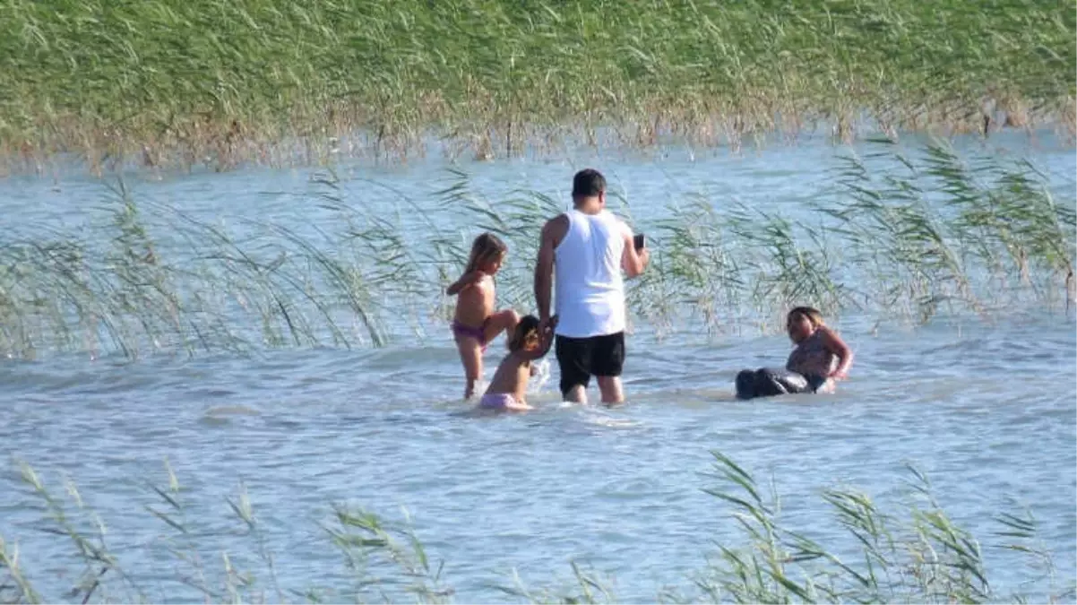 Beyşehir Gölü Kıyılarında Yüzme Keyfi