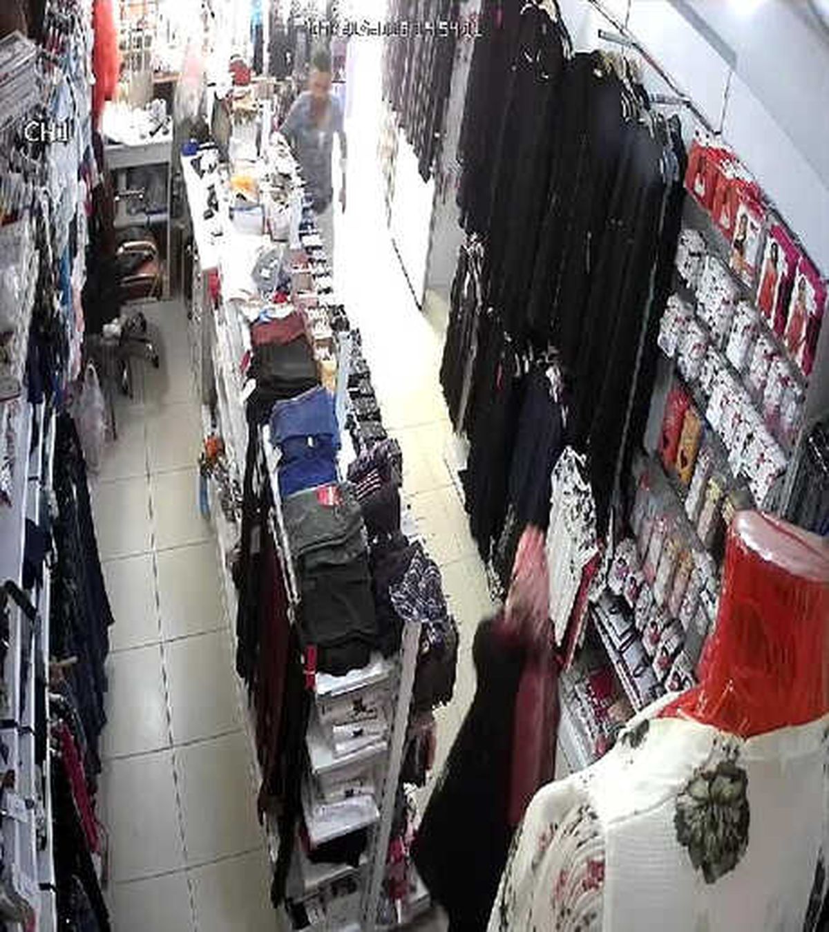 Biri Oyaladı, Diğeri Kasayı Soydu