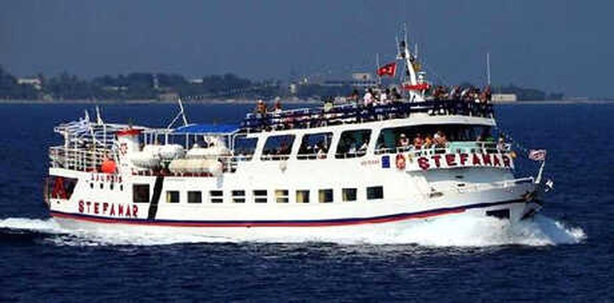Ege\'de Arızalanan Yunan Feribotu, Türk Botu ile Bodrum\'a Çekildi