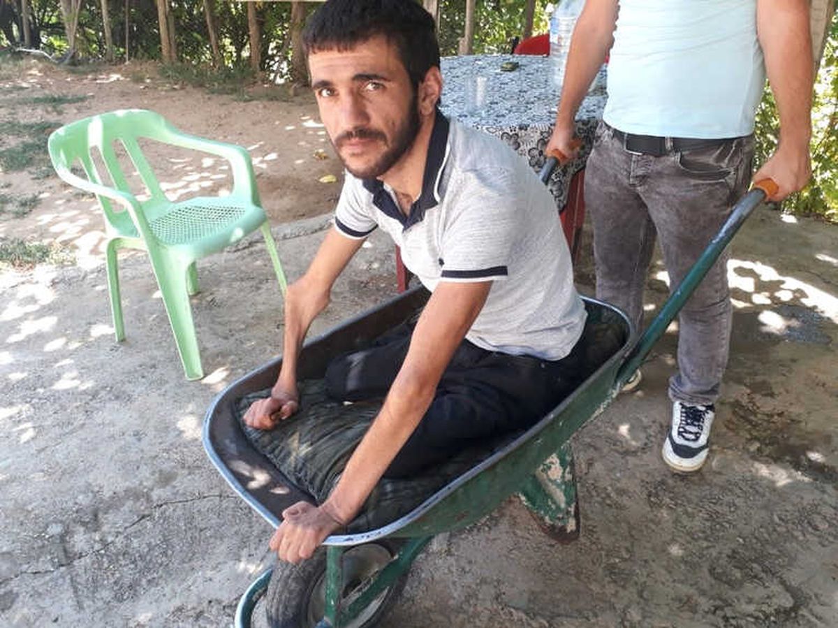 Engelli Genç El Arabasıyla Gezdiriliyor