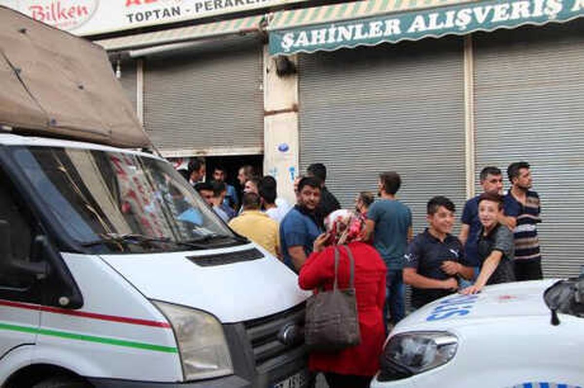Esnaf, Borçlusuna Başlatılan Hacizi Durdurmaya Çalıştı