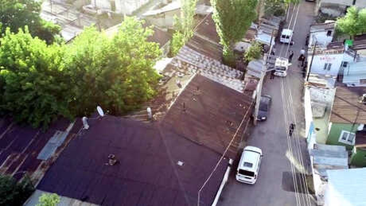 Fanila ve Çıplak Ayakla Kaçan Uyuşturucu Satıcısı Drone Takibiyle Yakaladı