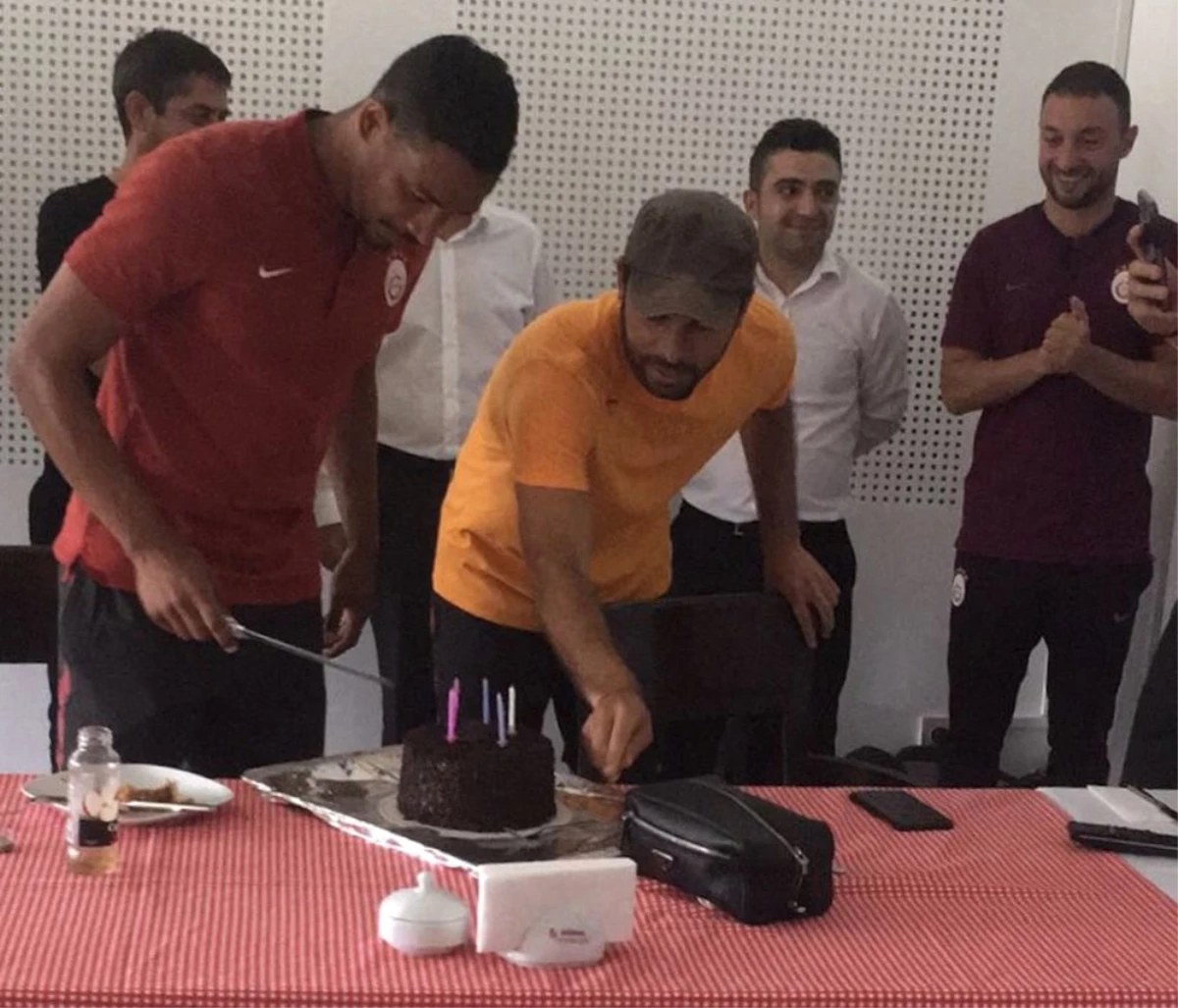 Galatasaray\'da Fernando\'nun Doğum Gününü Kutladı