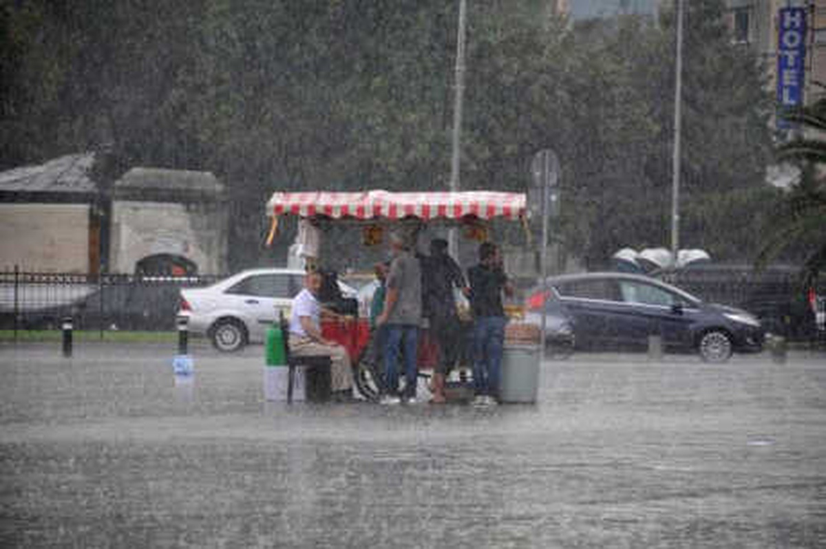İstanbul\'da Yağmura Yakalananlar Zor Anlar Yaşadı