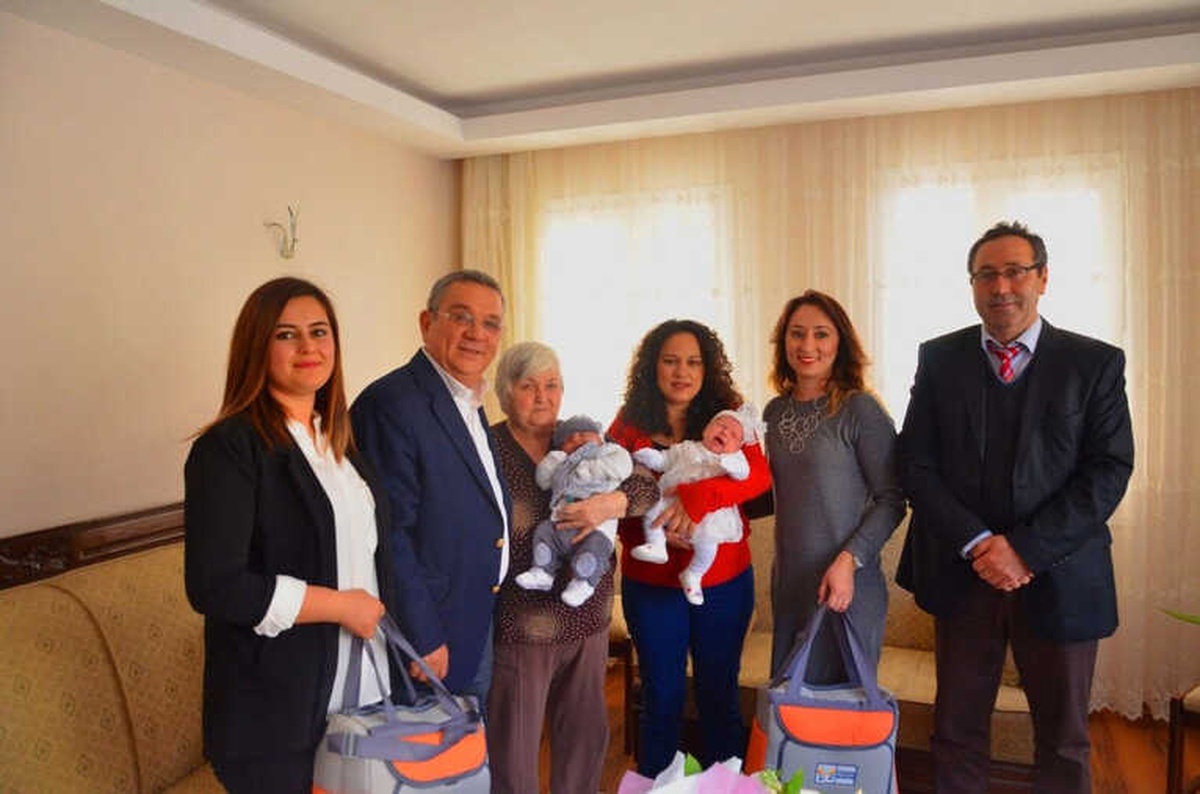 Kuşadası\'nda Dünyaya Gelen 442 Bebeğe \'Hoş Geldin\' Ziyareti