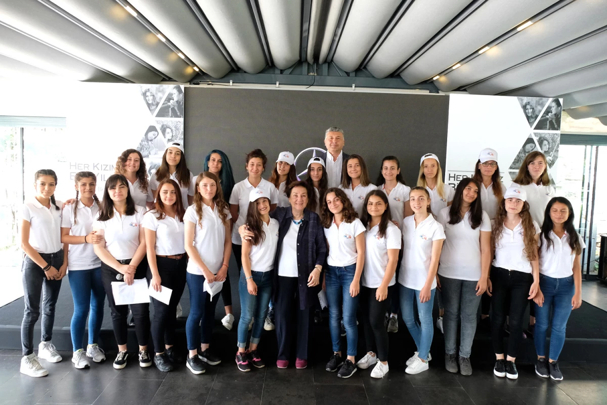 Mercedes-Benz Türk, Her Yıl 1.200 Öğrenciyi "Yıldız Kız" Yapıyor