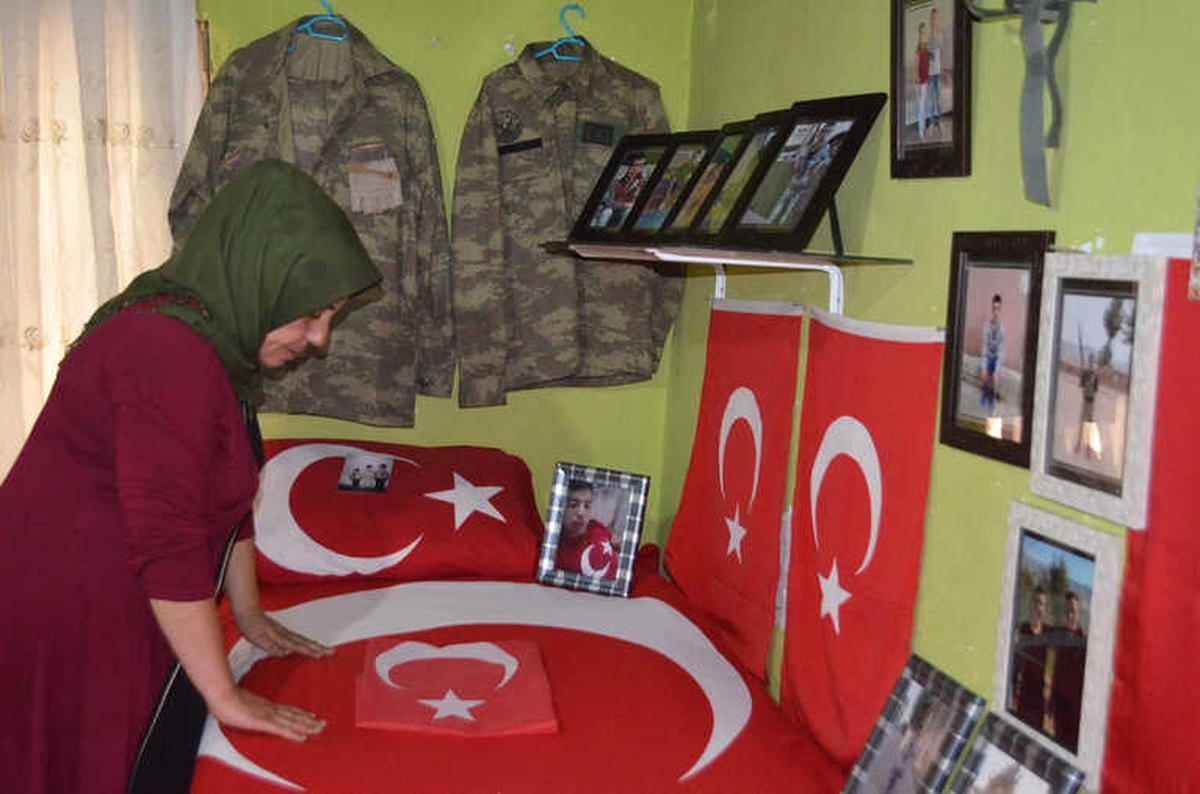 Şehit Oğlunun Eşyalarını Odasında Muhafaza Ediyor